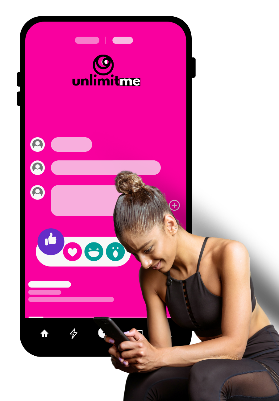 tleta che guarda lo smartphone e interagisce con la community Unlimitme per condividere progressi e motivazione